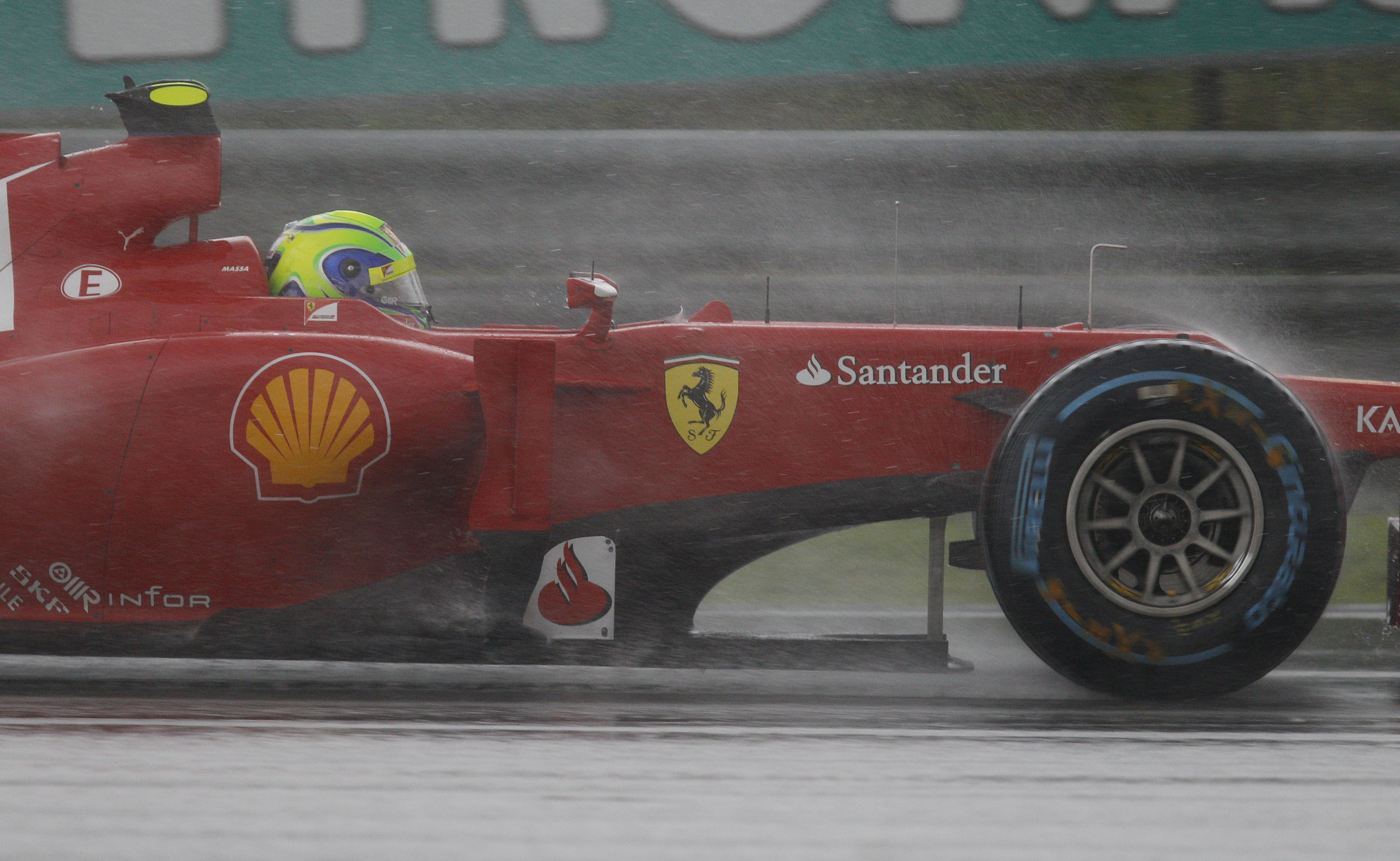 McLarens problem gjorde att Ferraris Fernando Alonso kunde ta ledningen på den vattenfyllda banan.