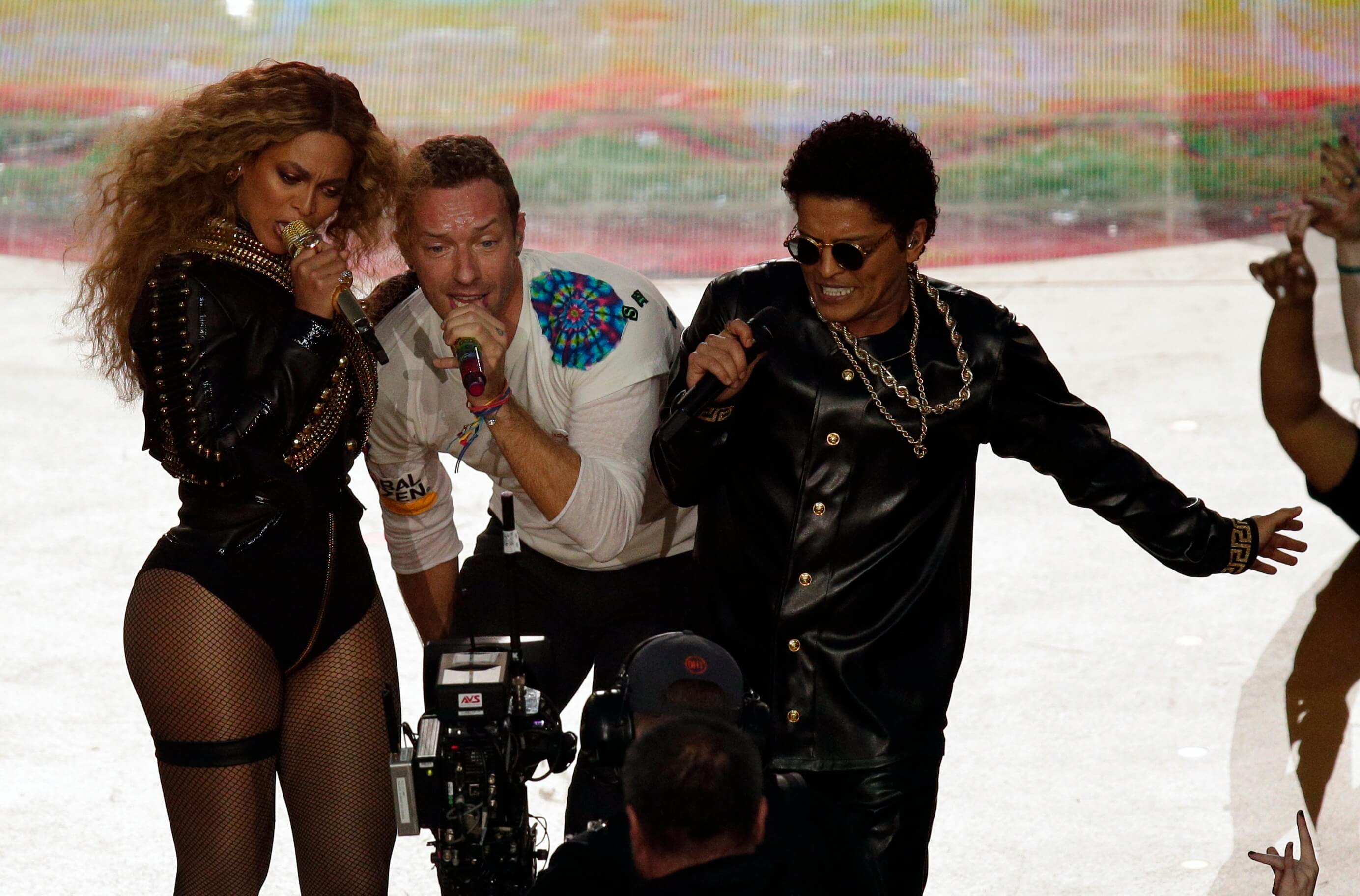 Beyoncé hyllas för sitt framträdande. Beyoncé hyllas för sitt framträdande.