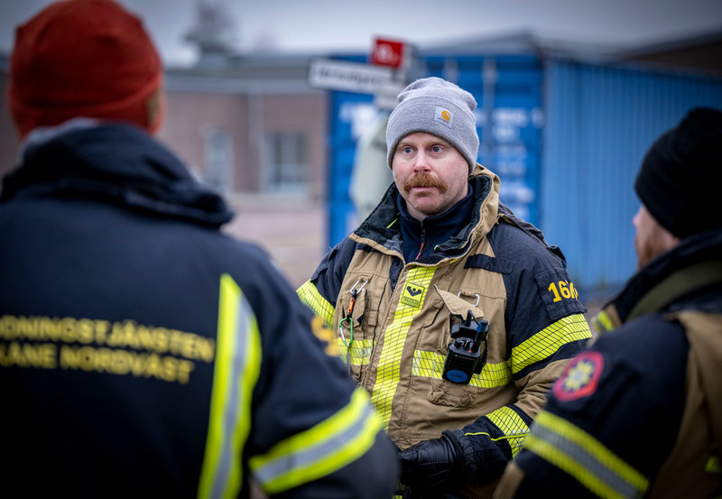 Christoffer Persson, utvecklingsledare och instruktör, under en genomgång med brandmännen.