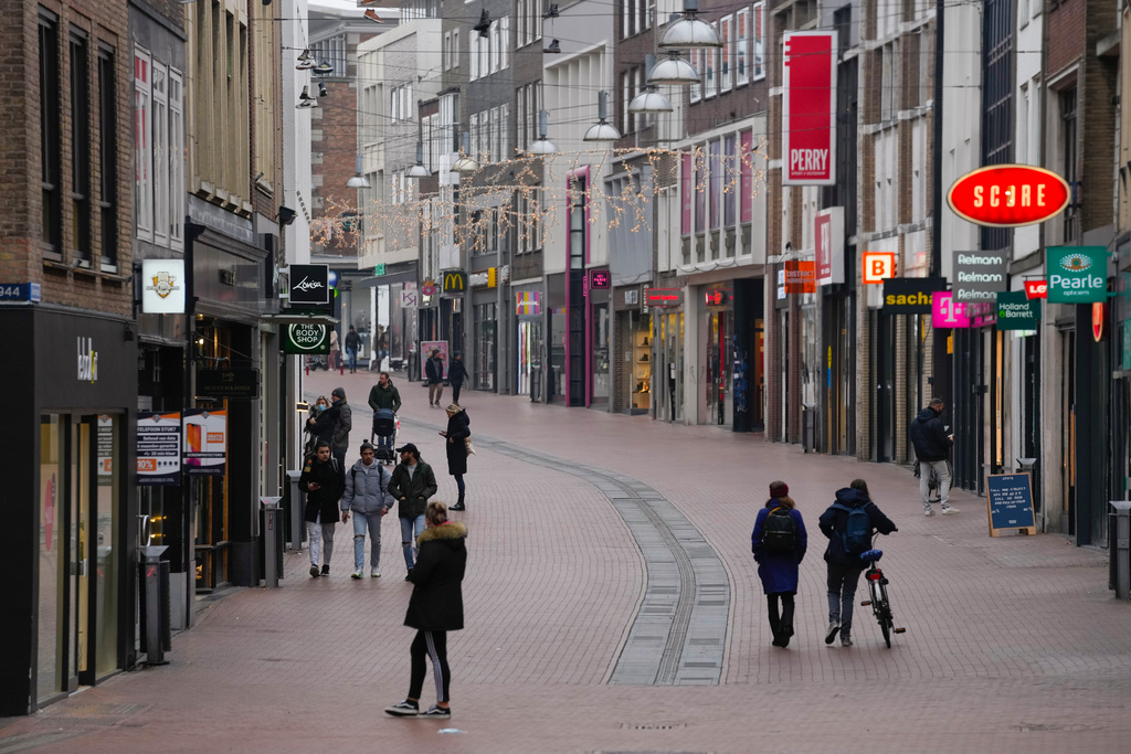 Alla butiker som inte säljer viktiga varor har behövt hålla stängt i Nederländerna sedan före jul, men nu får de öppna igen. Så här såg det ut i centrala Nijmegen på fredagen.