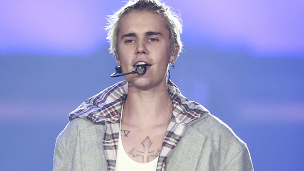 Biebers turné inleddes den 9 mars i Seattle.