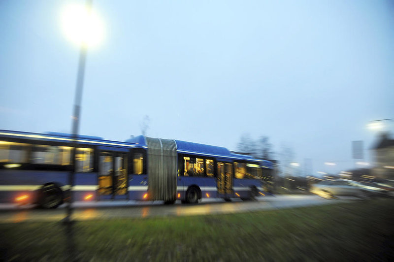 Ungdomar kastar sig framför bussar i Stenhamra. Ungdomar kastar sig framför bussar i Stenhamra.