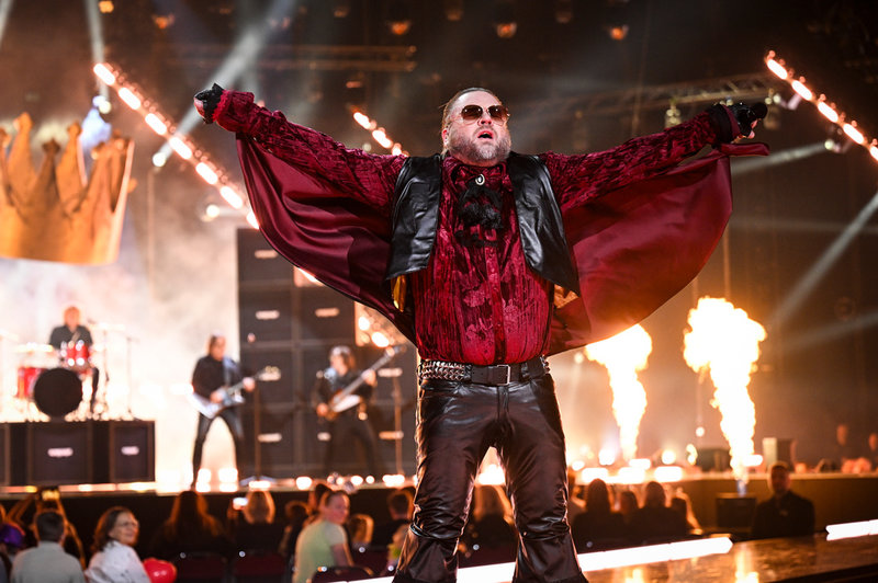 Korslagda tävlar med bidraget "King of rock ‘n’ roll". 