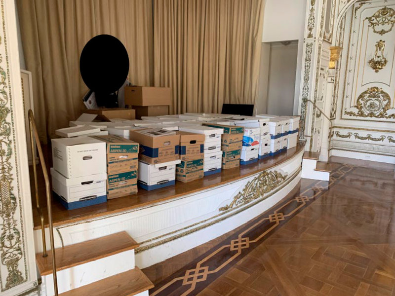 Bild från förundersökningen mot Donald Trump som visar kartonger med dokument från Vita huset som förvaras i balsalen på egendomen Mar-a-Lago i Palm Beach, Florida.