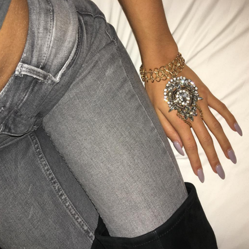 Pia Mia Perez i långa mullvadsfärgade naglar. Pia Mia Perez i långa mullvadsfärgade naglar.