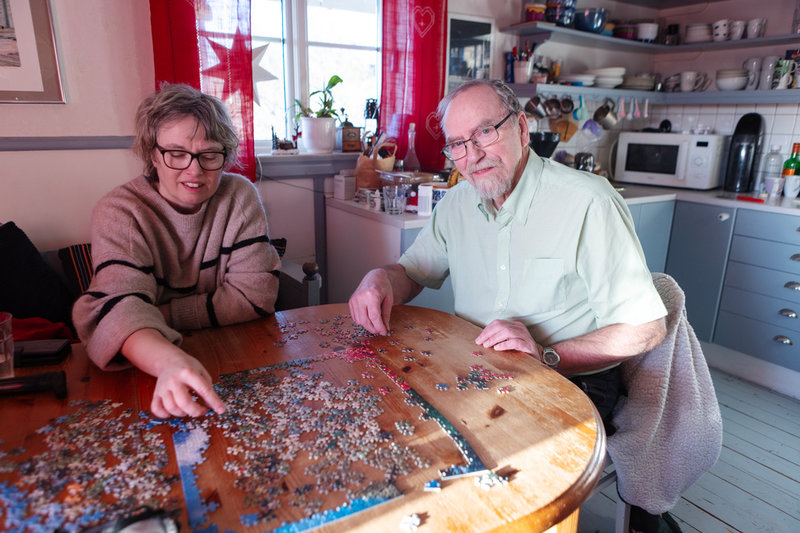 Line Rudvall och Kalle Frid har varit strömlösa i snart ett dygn efter stormen Johannes framfart med hårda vindar. De har roat sig med att lägga pussel. 