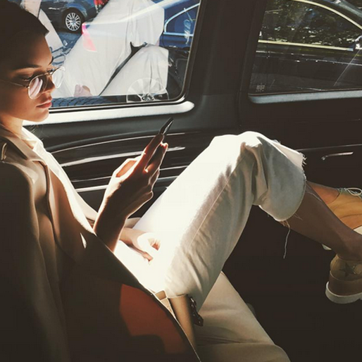 Kendall Jenner kollar mobilen. Kendall Jenner kollar mobilen.
