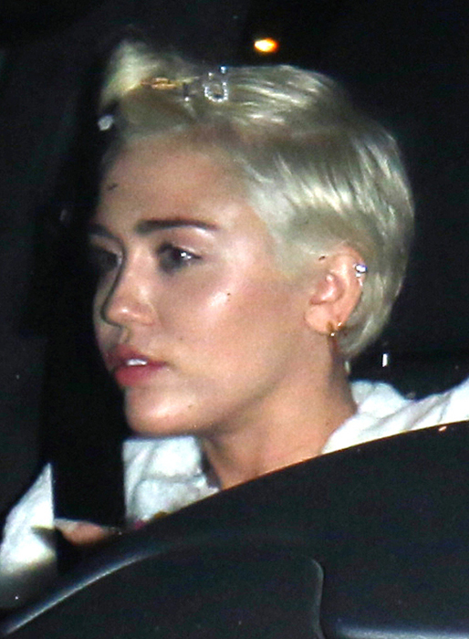Miley Cyrus går ut på Chateau Marmont i Hollywood. Miley Cyrus går ut på Chateau Marmont i Hollywood.