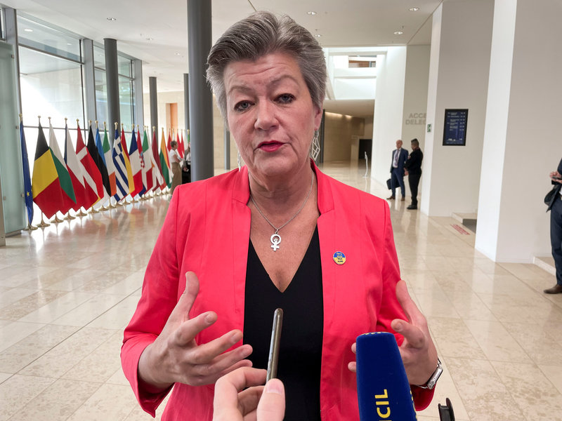 EU:s inrikeskommissionär Ylva Johansson på väg in till fredagens migrationsministermöte i Luxemburg.
