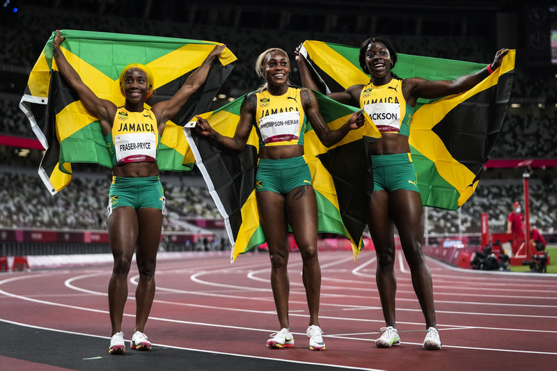 Shelly-Ann Fraser-Pryce, vänster, tog silver bakom Elaine Thompson-Herah, mitten vid OS i Tokyo. Shericka Jackson, höger, tog brons. Arkivbild.