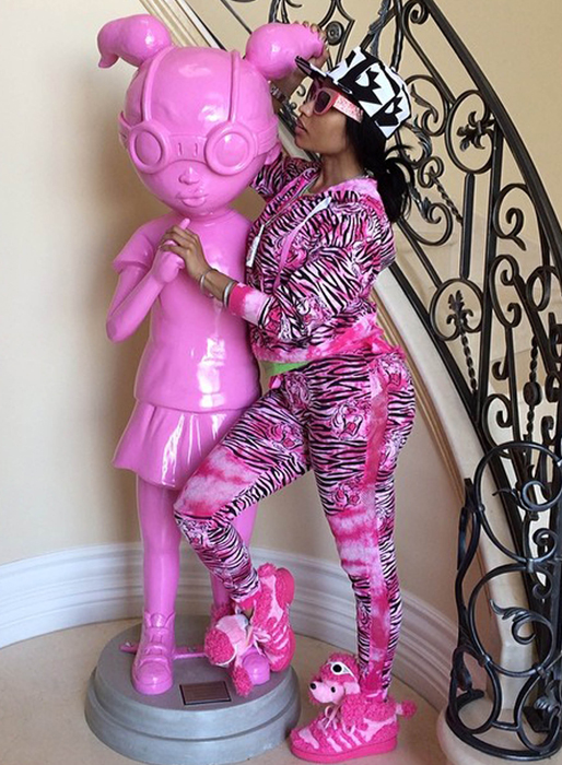 Vem är vem? Nicki Minaj poserar med en docka. Vem är vem? Nicki Minaj poserar med en docka.