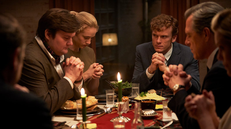 Det är 1968 och det råder kaos inom företaget som skildras i "Carmen curlers". 