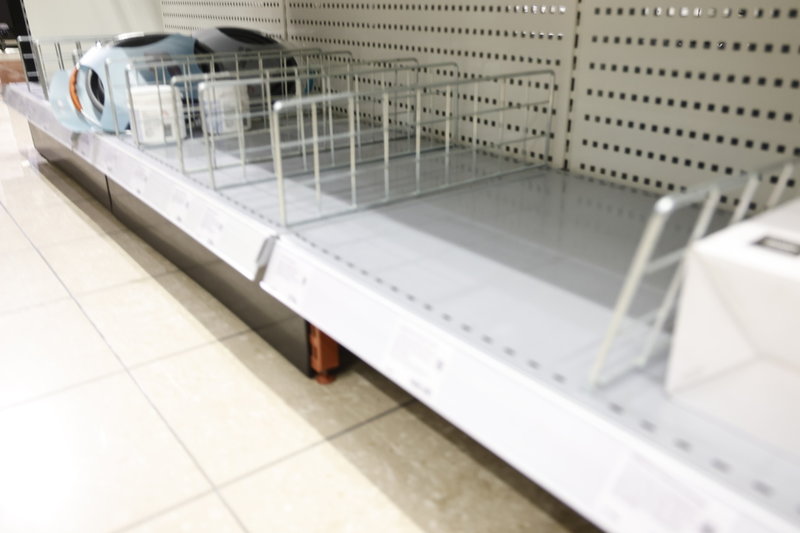 Tomma hyllor där vattendunkar brukar stå i en Clas Ohlson-butik. Arkivbild.