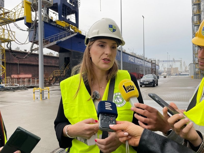 Polens biträdande EU-minister Magdalena Sobkowiak-Czarnecka intervjuas inne på den polska flottans varv i Gdynia. Nästa år räknar landet med att lägga mer än motsvarande fem procent av sin bnp på försvaret.