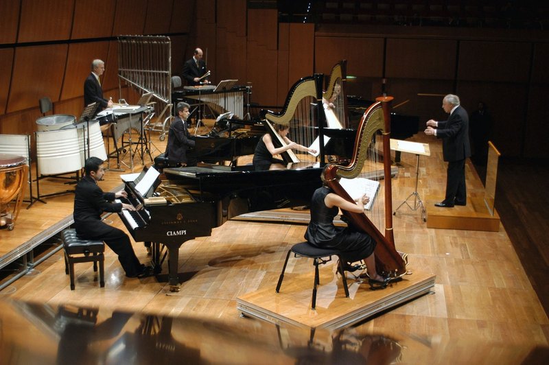 Ensemble Intercontemporain under ledning av Pierre Boulez 2002. Arkivbild.