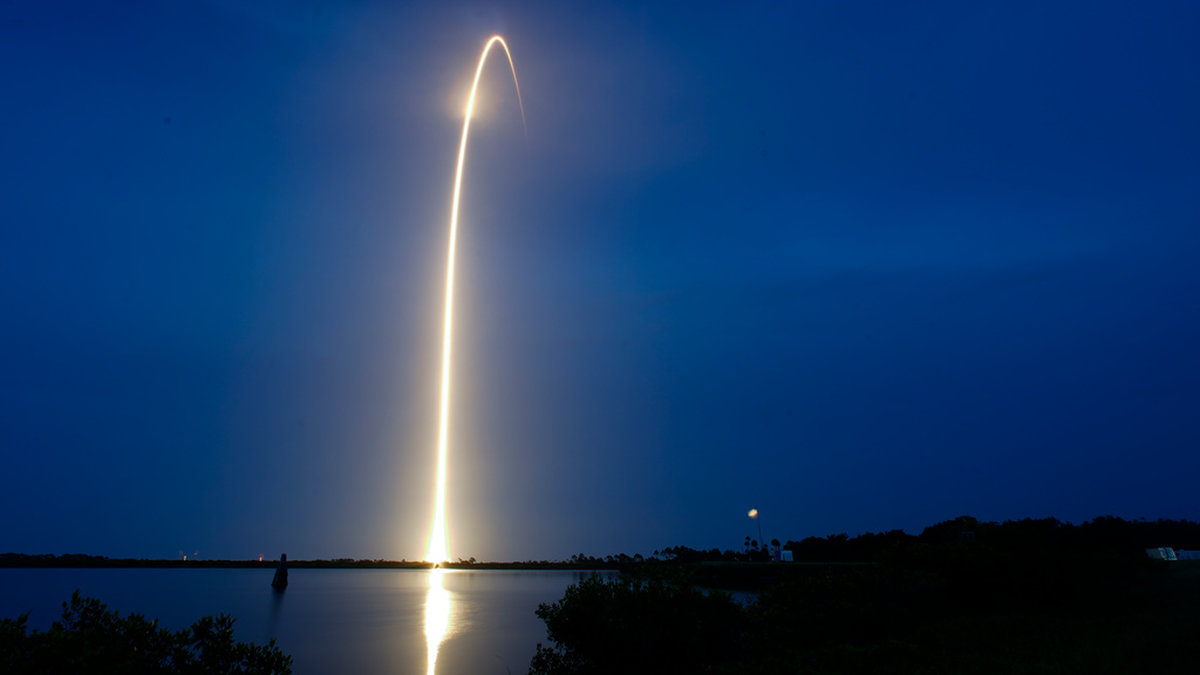 En raket med Starlink-satelliter lyfter från Florida. Bild från i juli.