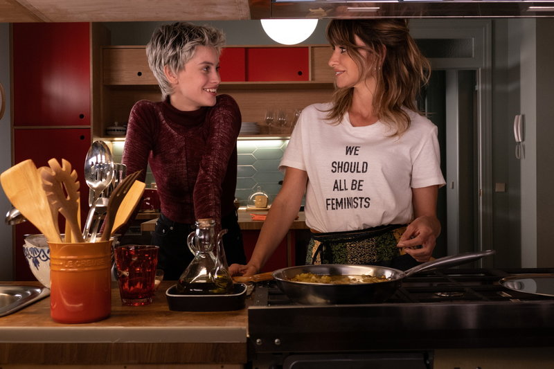 Den unga Ana (Milena Smit) lär känna den äldre Janis (Penelope Cruz) och deras band blir allt starkare i 'Parallella mödrar'. Pressbild.