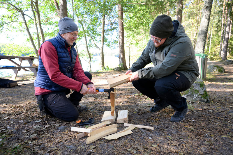 Peter Amling, Friluftsfrämjandet Skinnskatteberg, och Jesper Reidman som jobbar vid rättspsykiatrin i Upplands Väsby tränar säker vedkyvning.