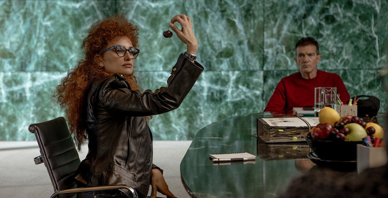 Regissören Lola Cuevas (Penélope Cruz) gör sig redo att förvandla sin skådespelare Félix Rivero (Antonio Banderas) enligt sin kompromisslösa vision för en prestigefilm med hög budget. Pressbild.