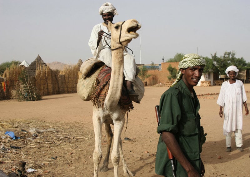 Mukjar, västra Darfur, i april 2007. Mannen i förgrunden tillhör de regeringstrogna janjawid-miliserna, som senare uppgick i det som i dag kallas RSF. Styrkorna har ursprung i arabiska nomadgrupper där många är kamelherdar.