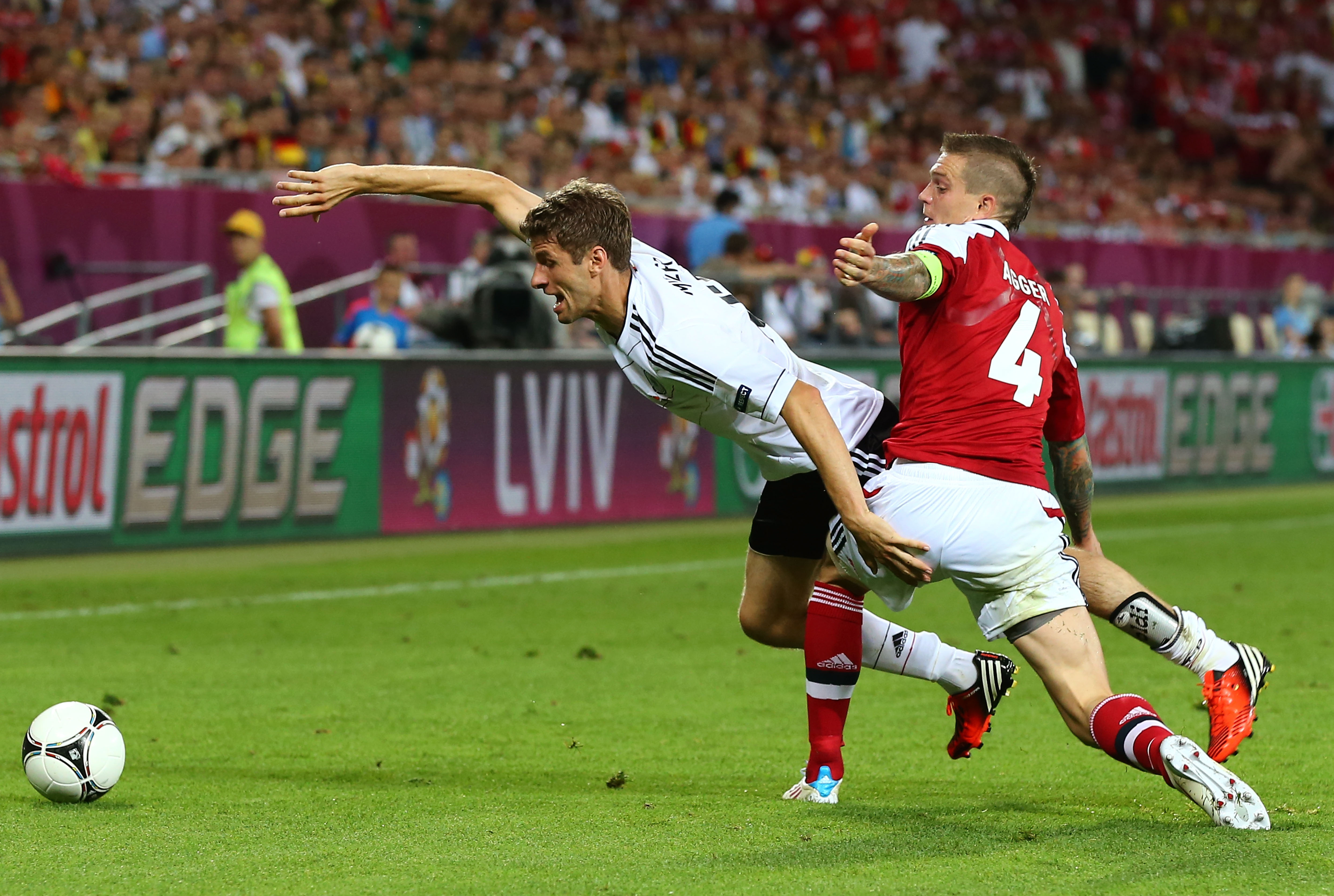 Müller faller enkelt när tuffingen Agger trycker till.