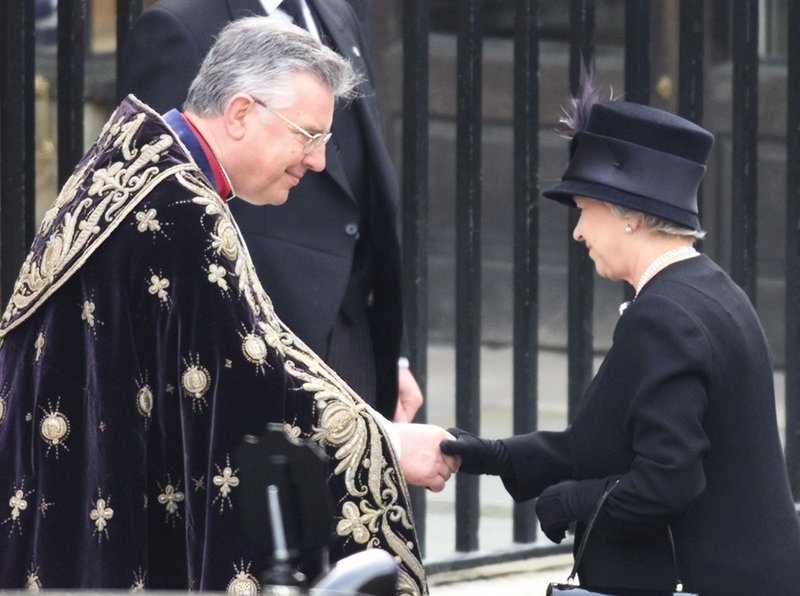 Dekanen av Westminster, Wesley Carr, som här skakar hand med drottning Elizabeth avled 2017. Arkivbild.