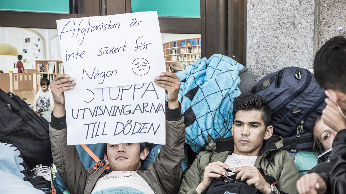 Flyktingar under sittstrejken på Medborgarplatsen i Stockholm.