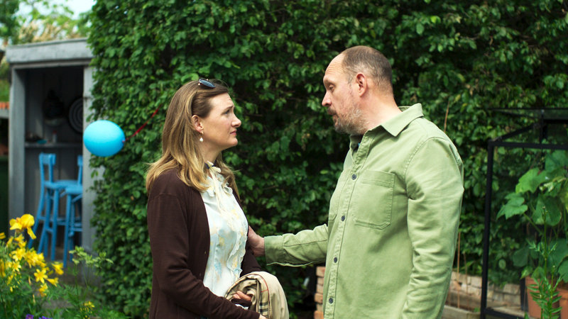 Liv (Sissela Benn) och Ingmar (Jonatan Unge) kämpar med sin separation i "Populära problem". 