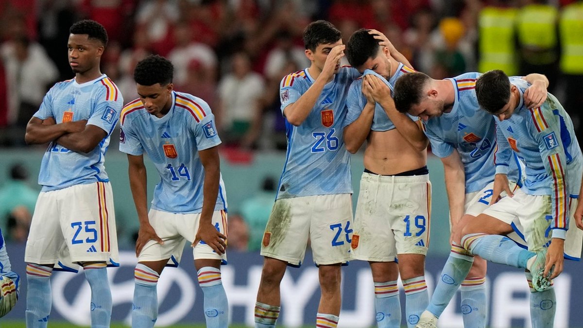 De spanska spelarna deppar efter förlusten mot Marocko.