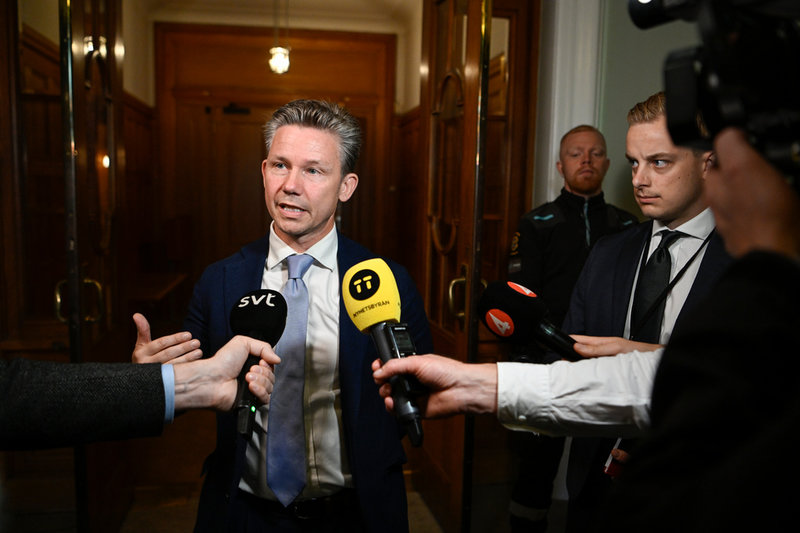 Pål Jonson (M) intervjuas efter det extra insatta sammanträde i Försvars- och utrikesutskottet.