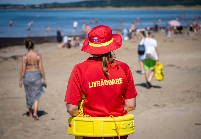 Strandbevakarna drar sig inte för att knacka en badare på axeln och tipsa om var strömmarna går just den här dagen, eller att fråga föräldrar om de har koll när ett barn leker i strandkanten.