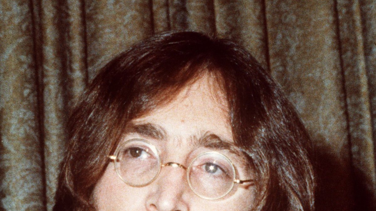 John Lennon sköts ihjäl utanför sitt hus den åttonde december 1980.