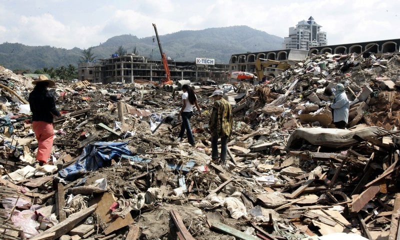 Förödelsen efter att tsunamin dragit fram i Phuket, Thailand, i slutet av 2004.