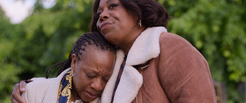 Marianne Jean-Baptiste och Michele Austin spelar systrar i 'Hard truths'. Pressbild.