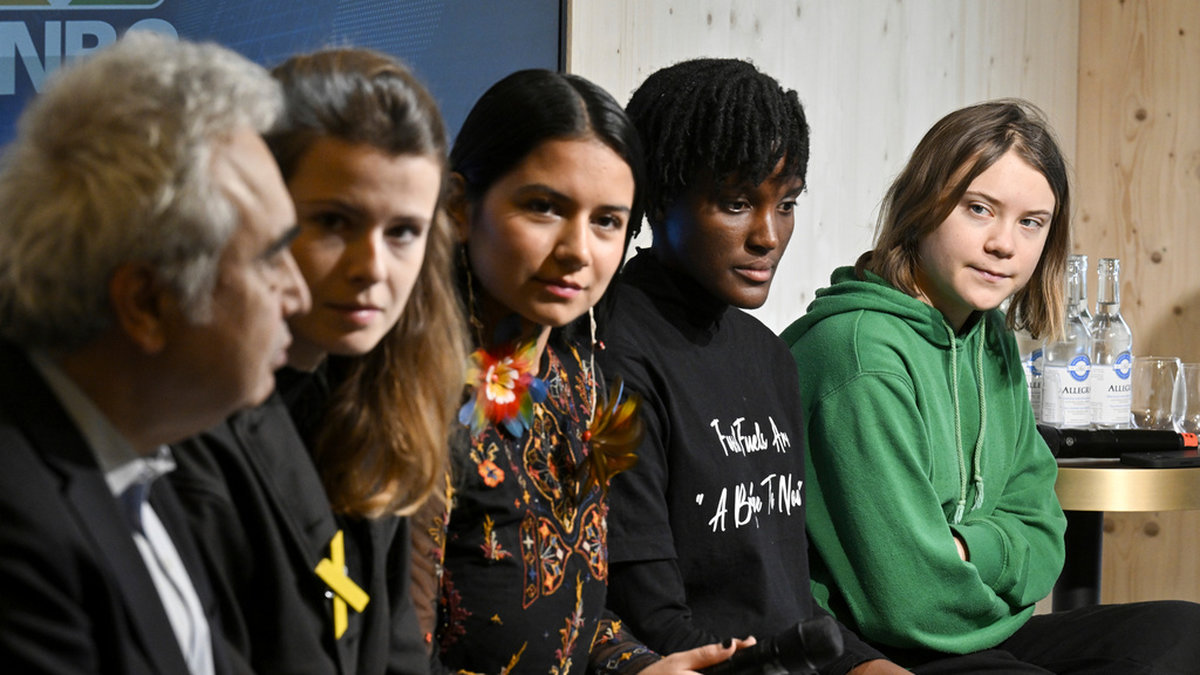 Greta Thunberg, längst till höger, i panelsamtalet i Davos. De övriga på bilden är IEA-chefen Fatih Birol samt klimatprofilerna Luisa Neubauer, Helena Gualinga och Vanessa Nakate.
