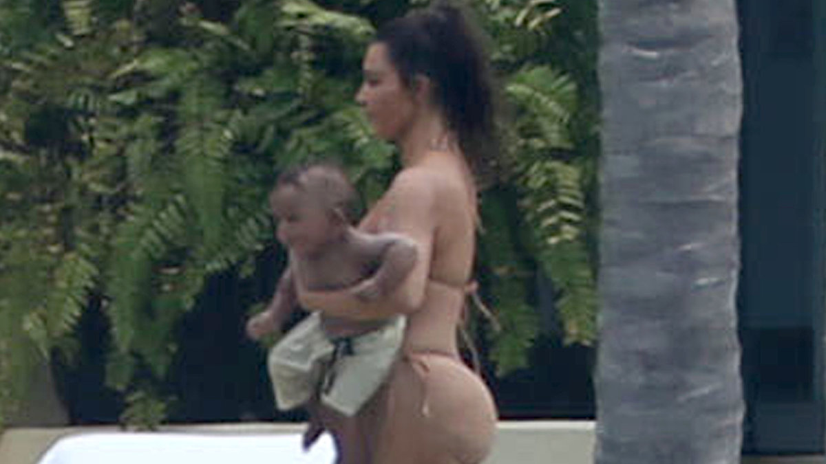 Papparazzibild av Kim Kardashian och sin son Saint West