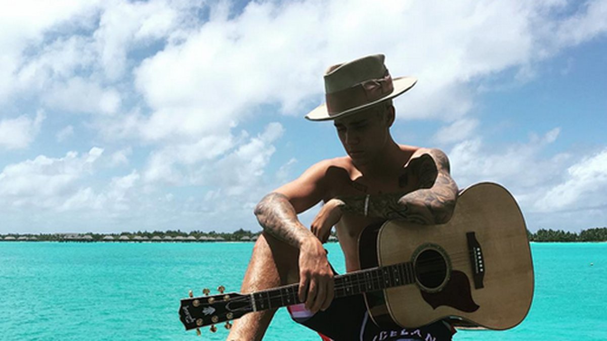 Bieber spelar lite gitarr i solen. 