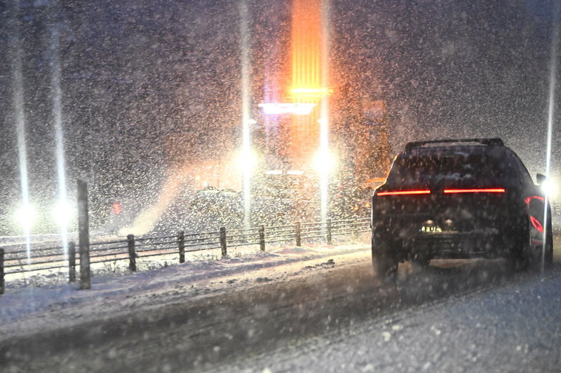 Mer snö väntas under onsdagen. Foto: Fredrik Sandberg/TT Mer snö väntas under onsdagen. Foto: Fredrik Sandberg/TT