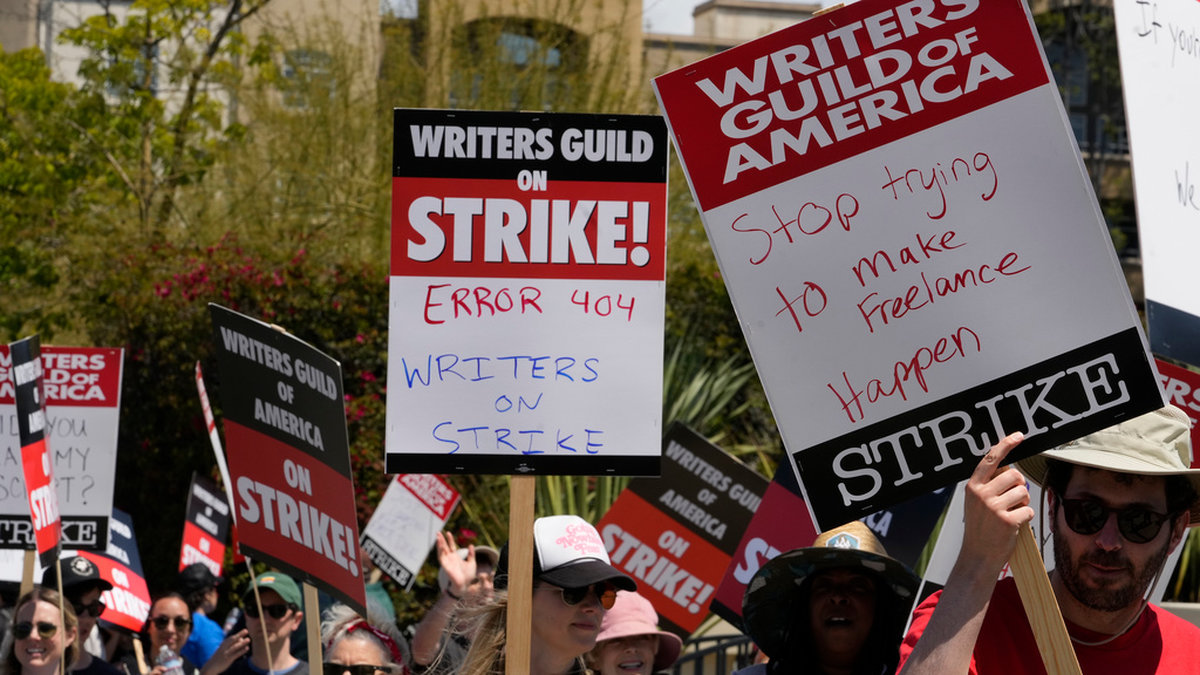 De strejkande medlemmarna i Writers Guild of America, WGA, går inte med på att göra annat produktionsarbete. Arkivbild.