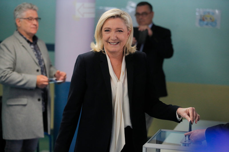Högerradikala Marine Le Pen, har lagt sin röst i en vallokal i Henin-Beaumont i norra Frankrike.