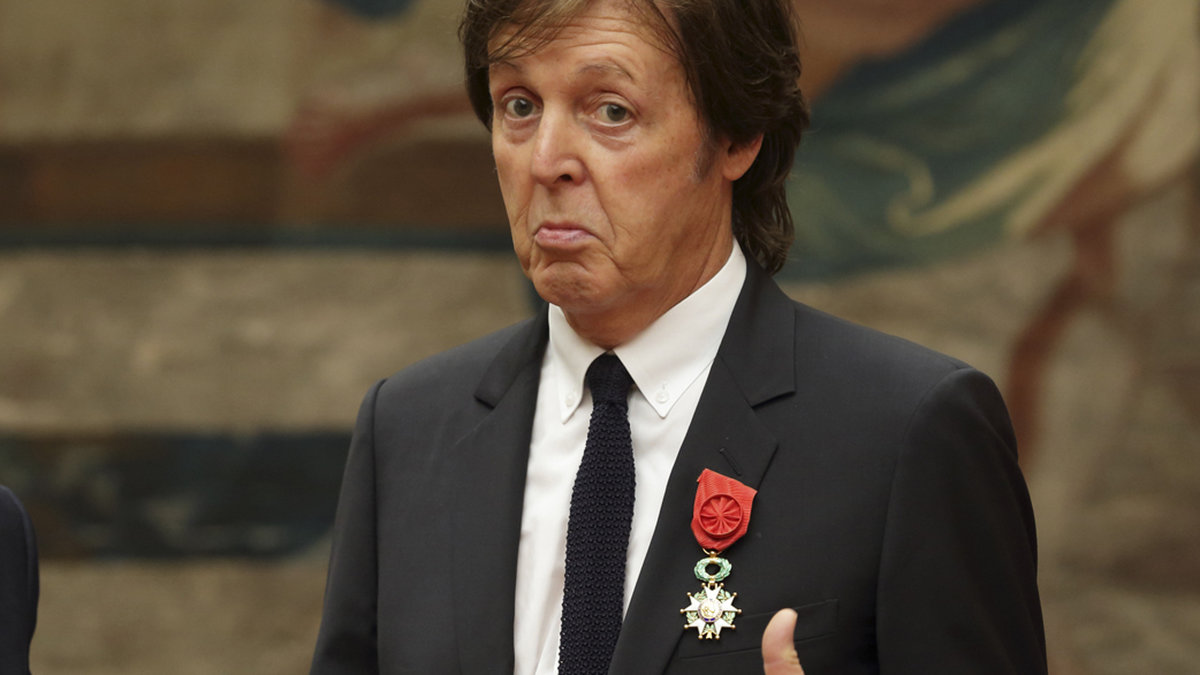 Paul McCartney tar sin veganism väldigt seriöst. Han vägrar att åka limousine med läderklädsel och han sätter inte ens sin sot i ett rum om det finns något med djurtrycksmotiv i rummet.
