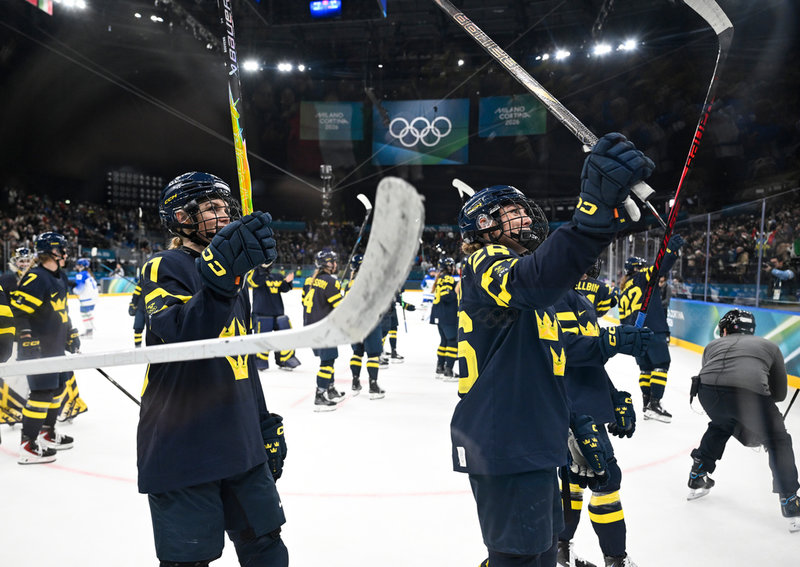 Hanna Olsson, till höger, och Sofie Lundin tackar publiken efter 6–1-segern över Italien.