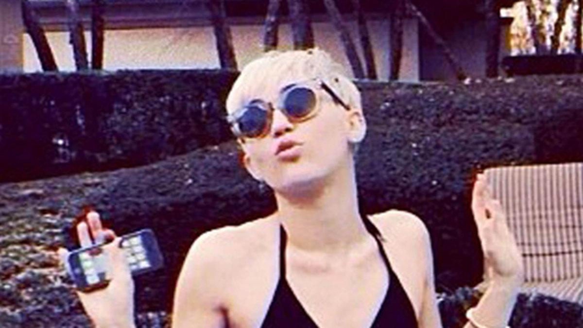 Miley ska ta ett dopp i poolen.
