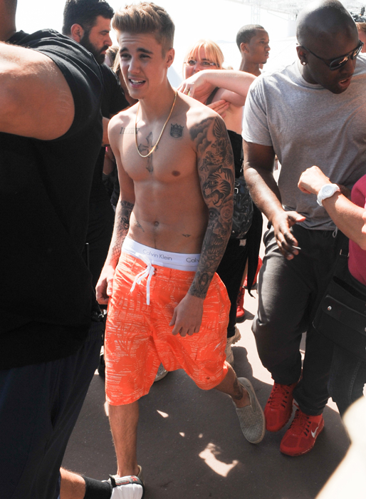 Justin Bieber håller fanan högt i Cannes. Justin Bieber håller fanan högt i Cannes.
