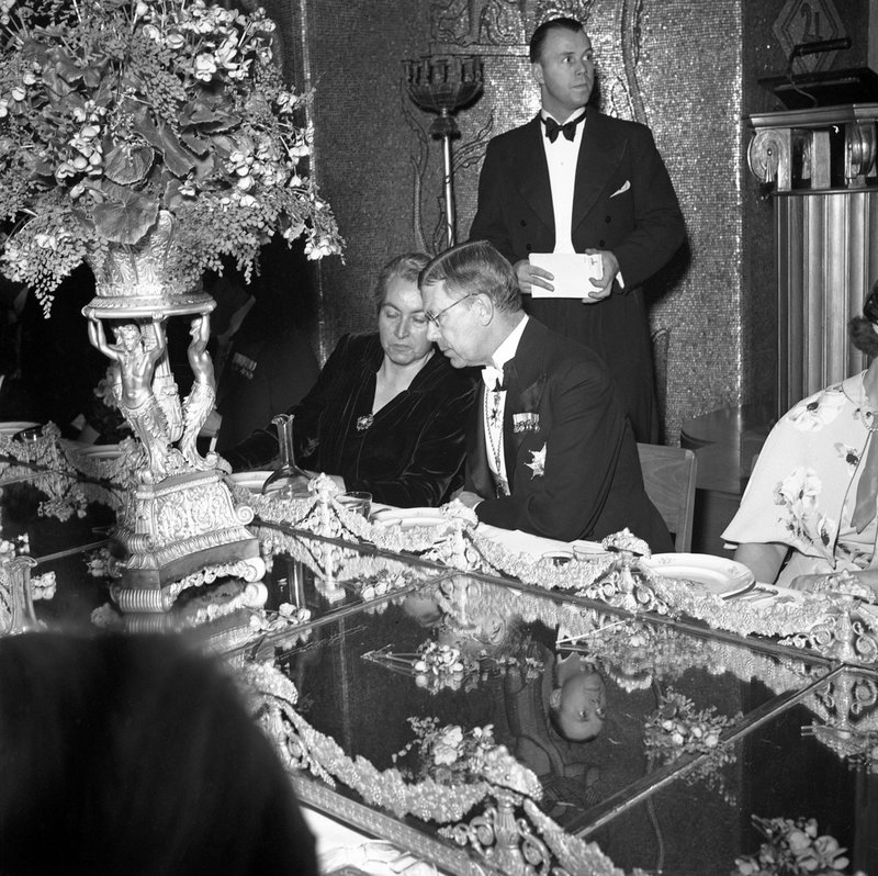 Kronprins Gustaf Adolf i samspråk med Gabriela Mistral, Chile, som tilldelades Nobelpriset i litteratur, under Nobelbanketten 1945. Arkivbild.