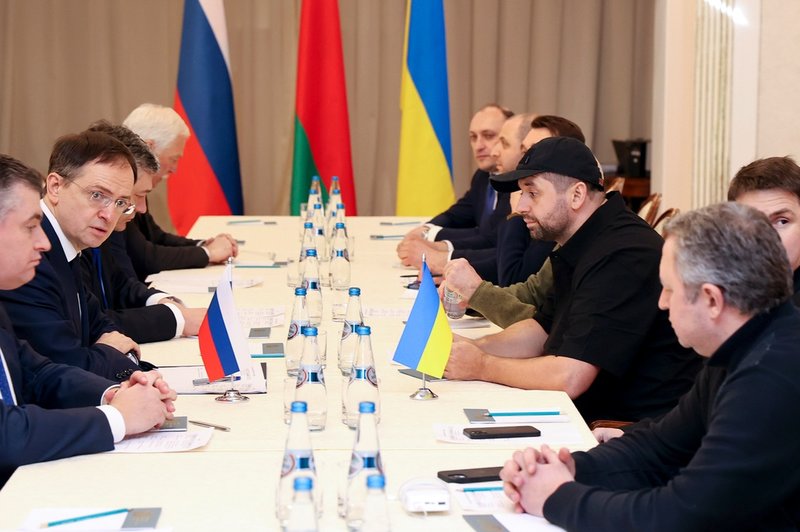 Deltagarna med ryska representanter till vänster och ukrainska till höger, samlades kring förhandlingsbordet staden Homel i Belarus. Bilden är tagen av Belarus statliga nyhetsbyrå Belta.