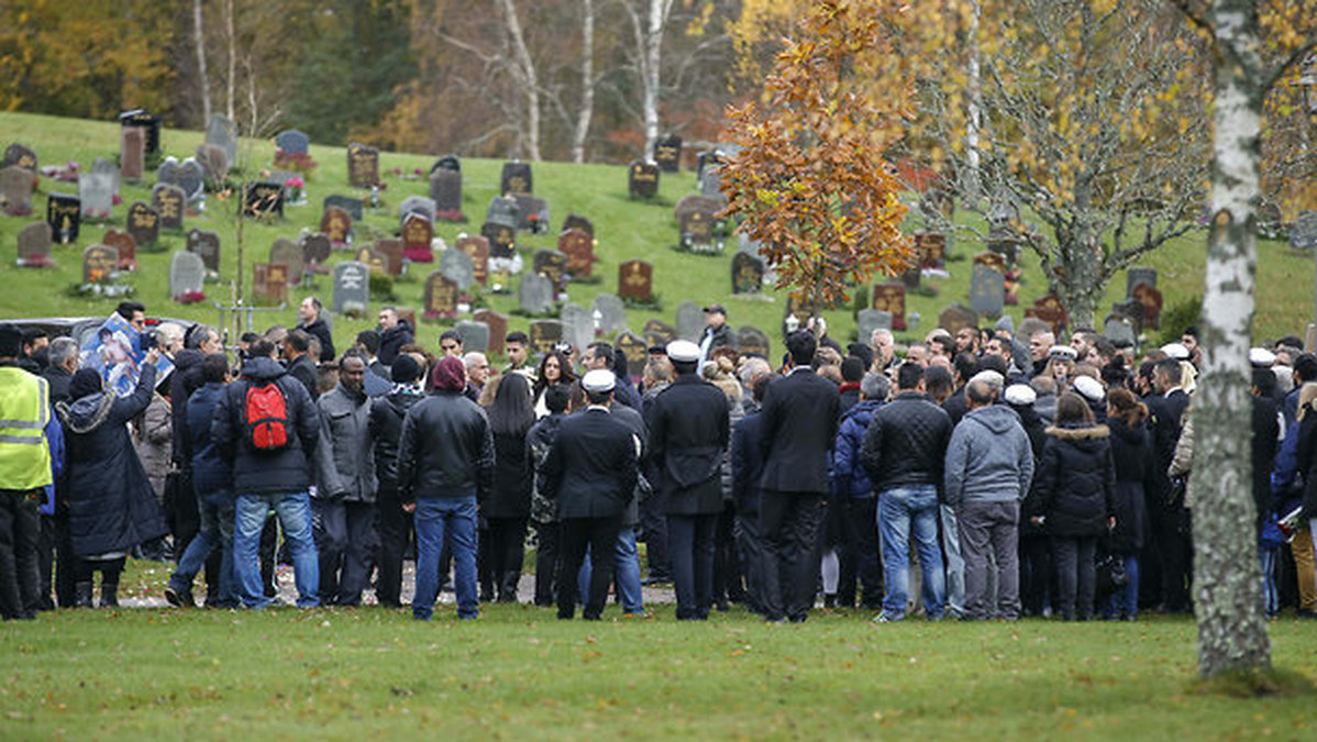 Flera grät under begravningen för Lavin. 