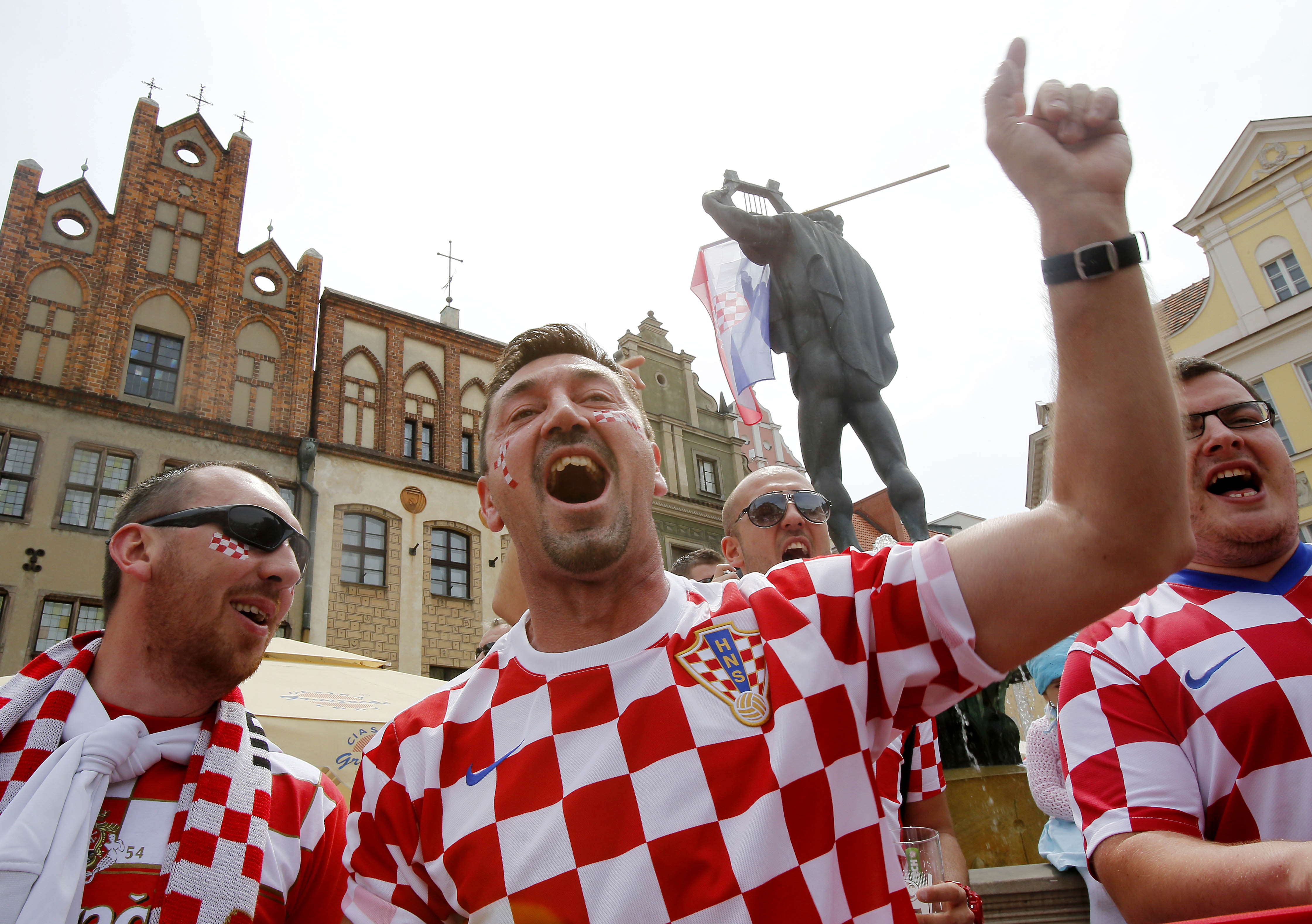 De kroatiska supportrarna sjunger upp inför matchen.
