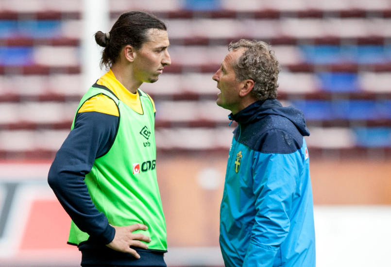 Zlatan och Hamrén hade igår en diskussion om landslaget och medietillfällen. Zlatan ville att truppen skulle få fokusera på fotbollen, och undvek själv mediekontakt innan och efter måndagens träning. 
