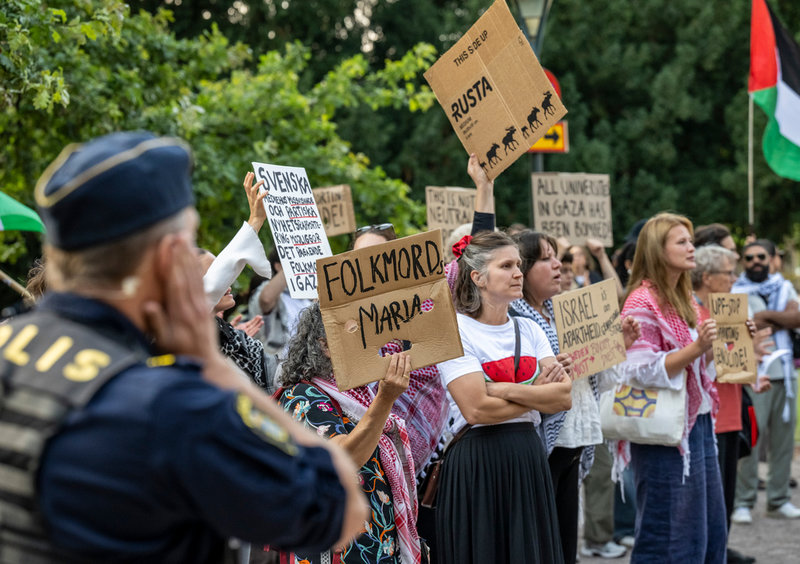 Demonstranter utanför Akademiska Föreningens hus där utrikesministern besökte Utrikespolitiska Föreningen i Lund på måndagen.